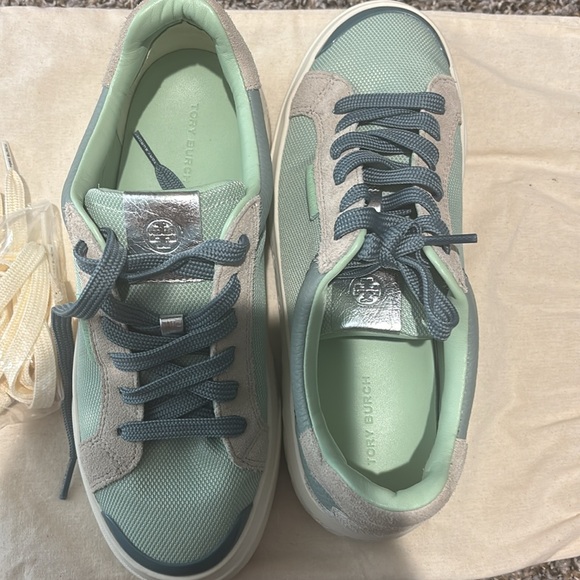 Semi new Tory Burch sneaker, really nice color for this winter - Picture 6 of 6